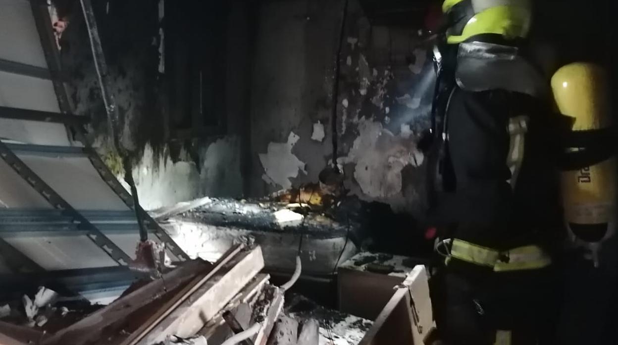 Un bombero inspecciona la zona donde se ha producido la explosión