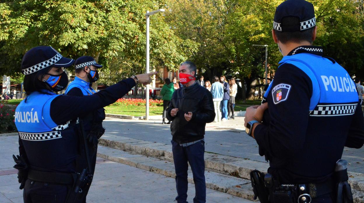 Agentes de la Policía Local de Palencia en pleno confinamiento de la localidad