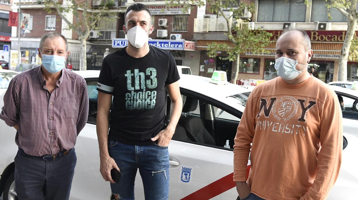 Javier Parro, Rubén Sánchez y David Rodriguez, en una parada de taxis de la calle Alcalá