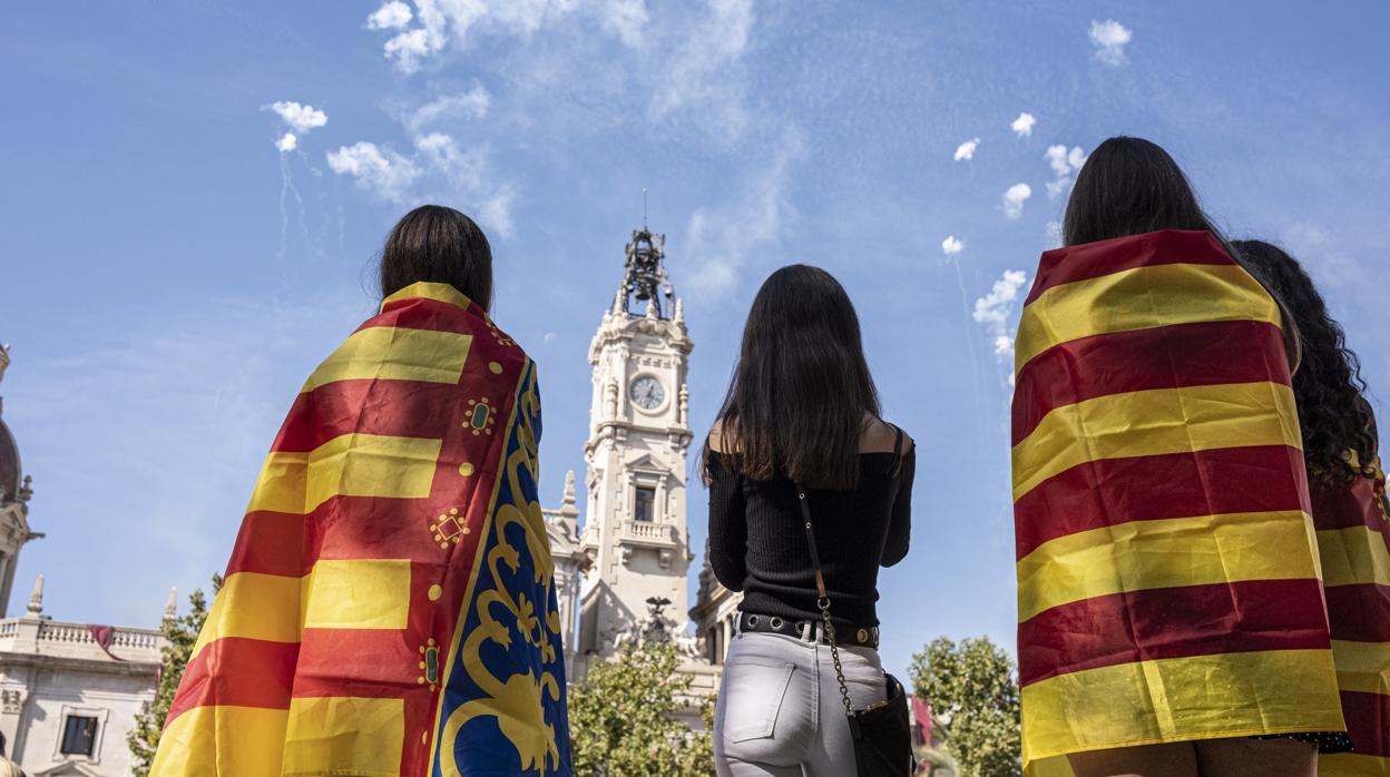 Imagen del disparo pirotécnico realizado este viernes desde el Ayuntamiento de Valencia