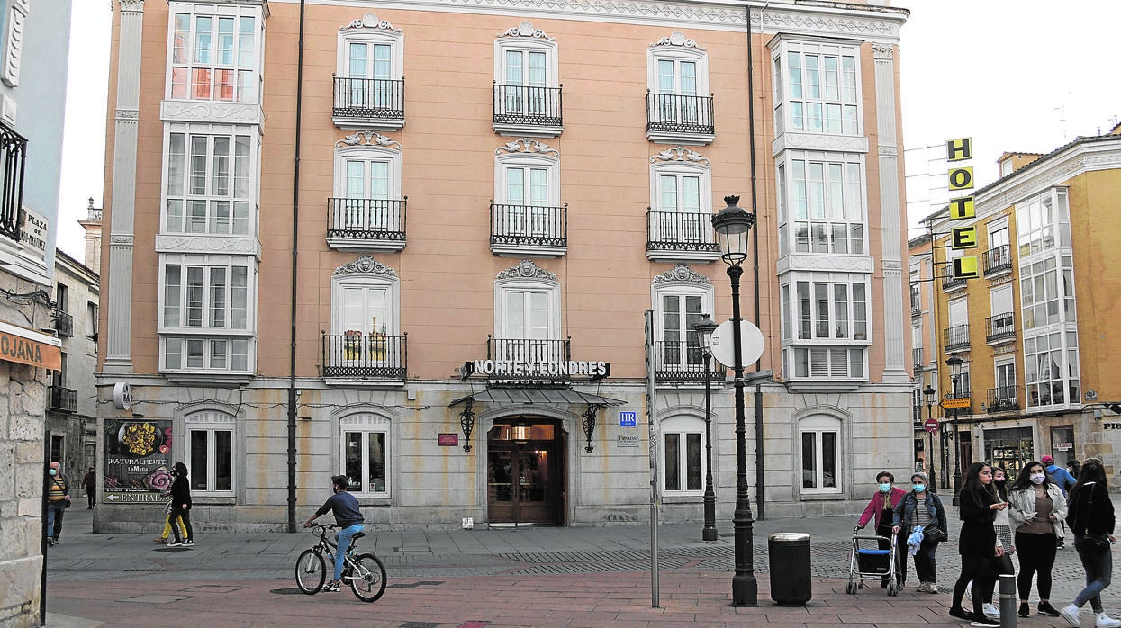 Arriba, el hotel Norte y Londres de Burgos