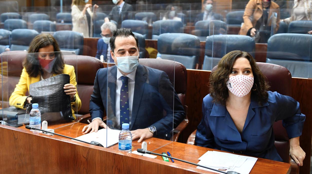 Aguado y Ayuso, este jueves, en el Pleno de la Asamblea de Madrid