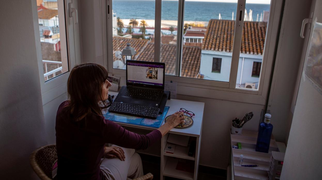 Una mujer, trabajando en su casa de Barcelona