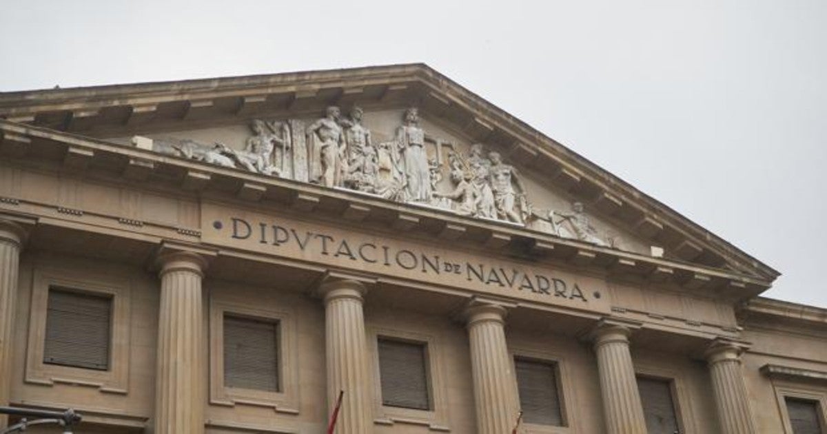 Frontis del Palacio de la Diputación de Navarra que preside María Chivite