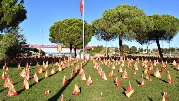 Boadilla instala más de 2.000 banderas de España para recordar a los fallecidos por el Covid