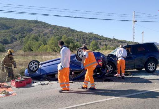 Efectivos de Emergencias junto a los dos vehículos