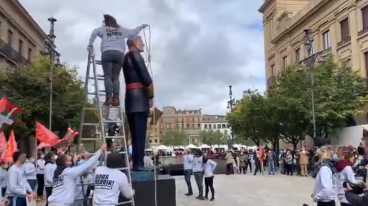 Batasunos «decapitan» en plena calle estatuas del Rey y Colón para protestar contra la Fiesta Nacional