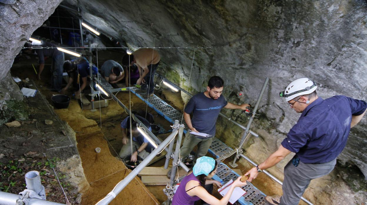 Excavaciones en la cueva Eirós