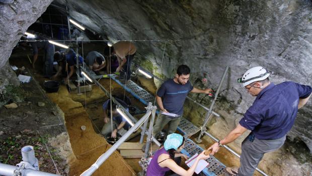 Cazadores y modistas entre los neandertales de la Cueva Eirós