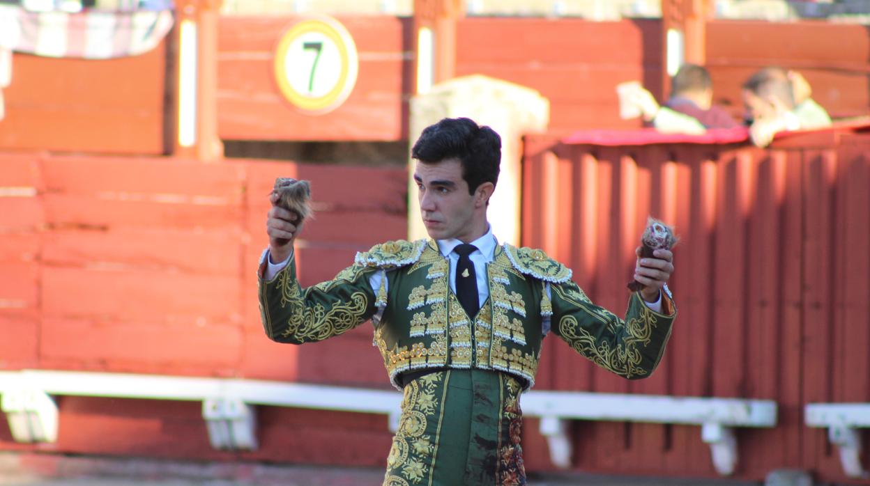 Tomás Rufo saluda con los dos apéndices de su primero