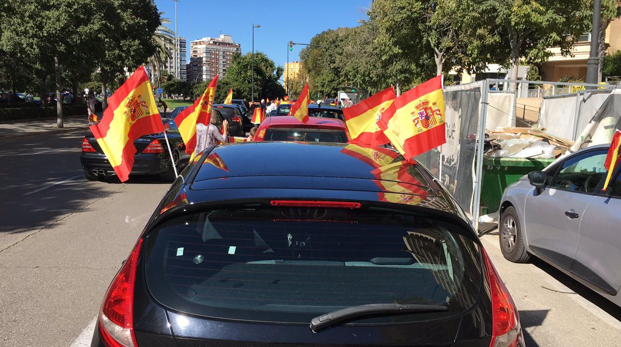 Cientos de coches se congregan en Valencia convocados por Vox para protestar contra la gestión del Gobierno