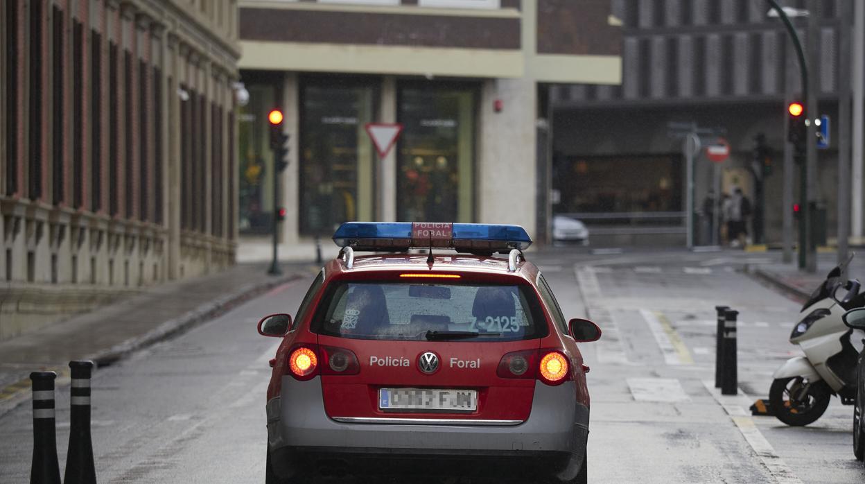 Un vehículo de la Policía Foral por las calles de Pamplona en el día de comienzo de más restricciones frente al Covid-19