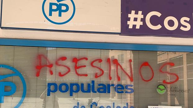 El PP de Coslada denuncia ataques a su sede: «Asesinos. Vuestros negocios, nuestros muertos»