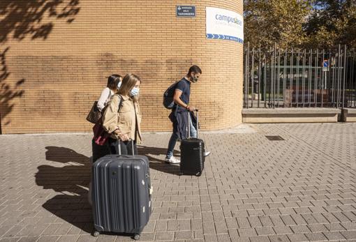 Imagen de unos alumnos del Galileo Galilei abandonando el centro