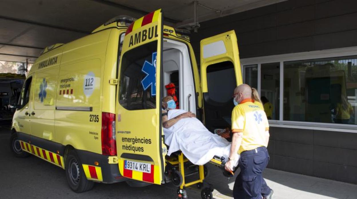 Un enfermo de Covid es atendido por los servicios de emergencias