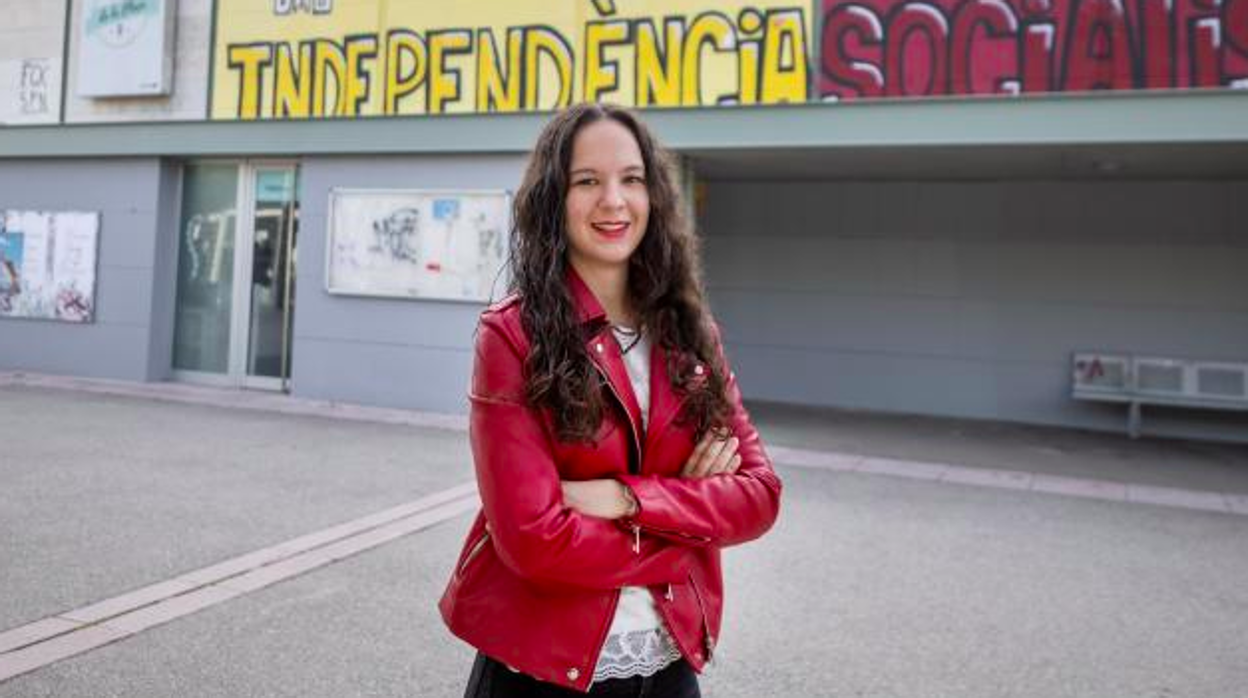 Julia Moreno, junto al cartel que da la bienvenida a los estudiantes y profesores en la Universidad Autónoma de Barcelona