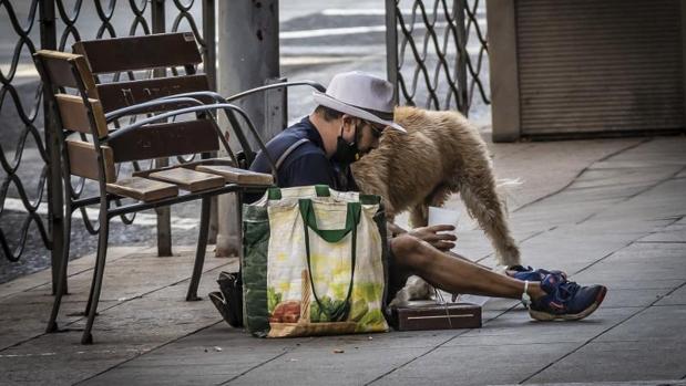 Alicante prohíbe la mendicidad y la prostitución en sus calles con multas de hasta 3.000 euros