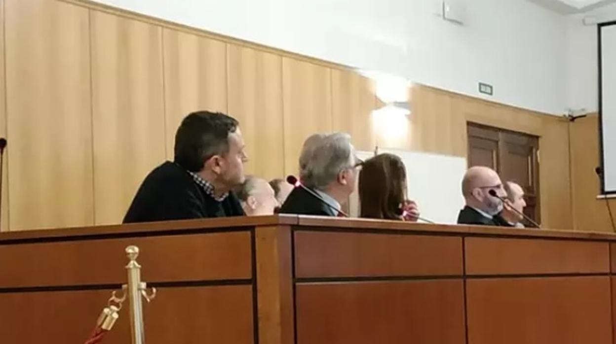 El exalcalde de Valdestillas y tres de sus concejales, durante el juicio en la Audiencia Provincial de Valladolid