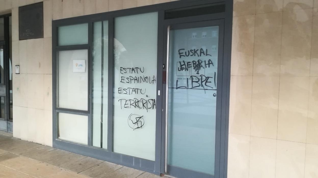 Imagen de las pintadas realizadas en la sede de UPN en la localidad de Orkoien