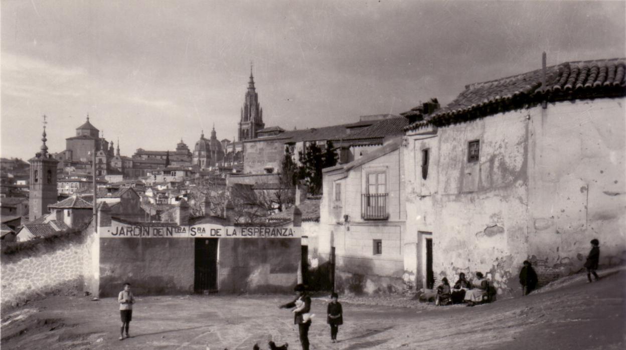 Estampa cotidiana del modesto barrio de San Lucas, a principios del siglo XX. Sus vecinos vivían en terrizas calles donde picoteaban las gallinas. Archivo Histórico Provincial de Toledo