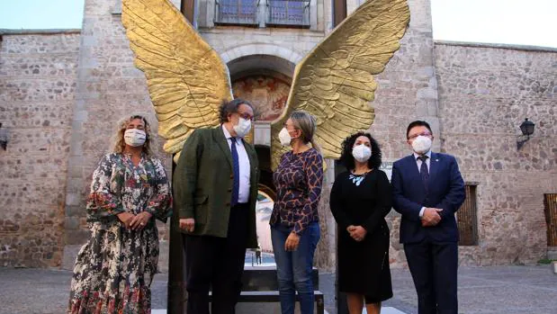 Llega a la Puerta de Bisagra la escultura «Alas de México»