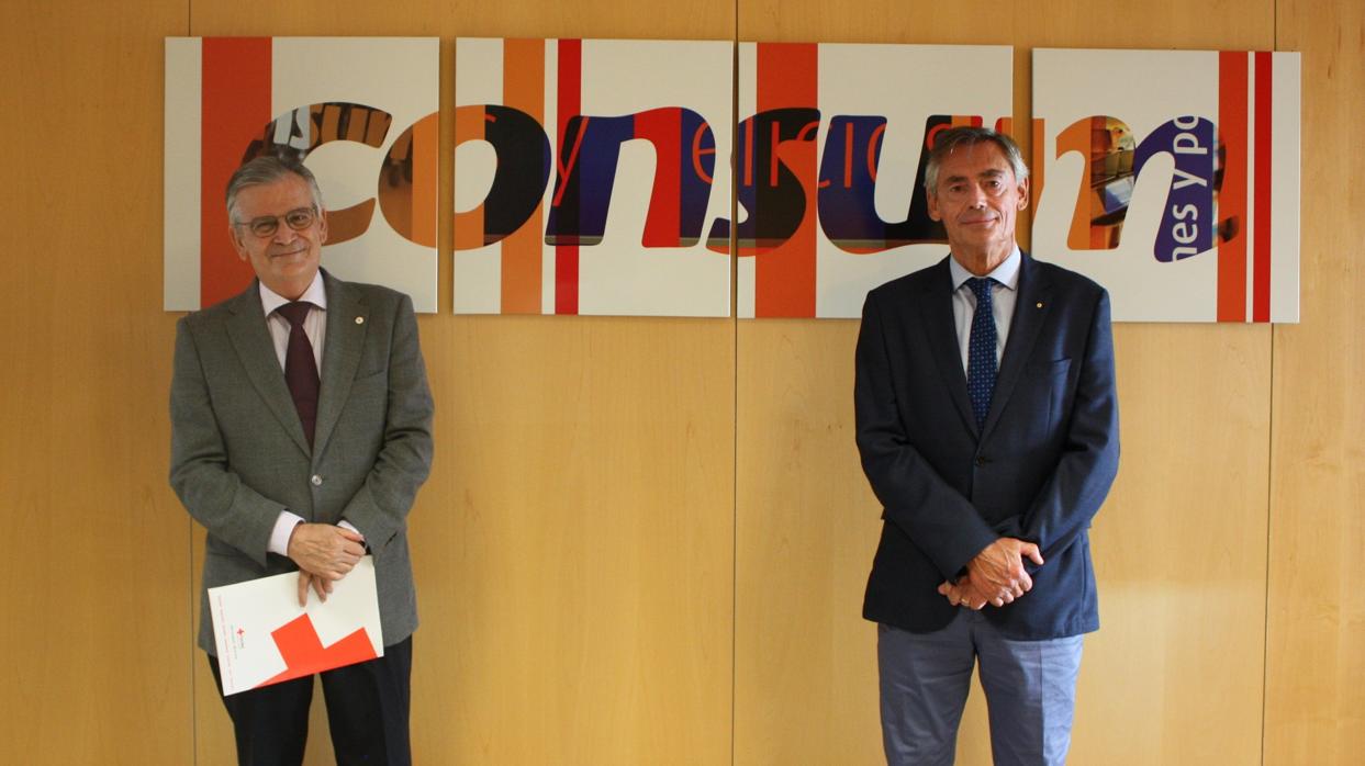 Imagen del director general de Consum y el presidente de Cruz Roja en la Comunidad Valenciana