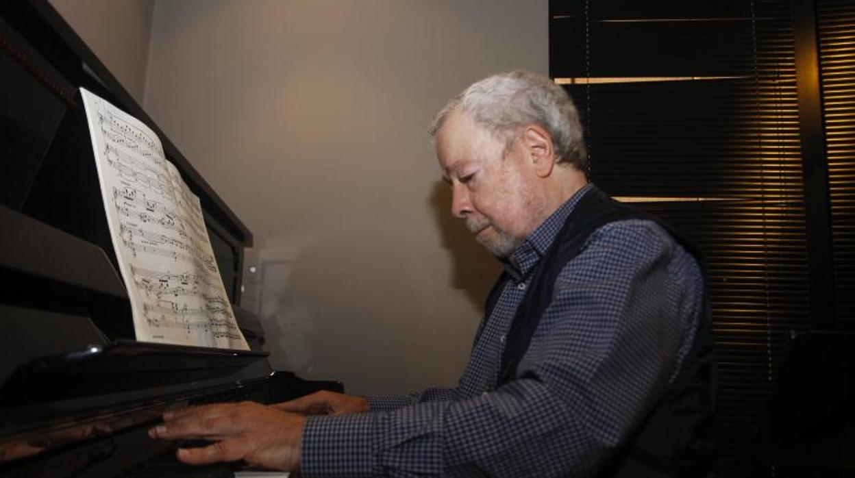 Nelson Freire, al piano en su camerino durante una reciente visita a La Coruña