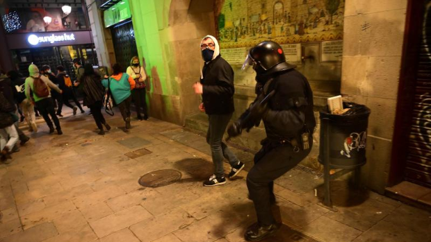 Los CDR «juegan» con los Mossos por el centro de Barcelona en el aniversario de la sentencia del «procés»