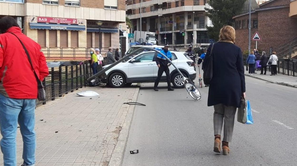 Así quedó el vehículo descontrolado después de chocar contra la barandilla del puente