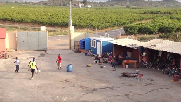 Confinan un centro de inmigrantes temporeros por un brote de 30 casos de coronavirus en Sagunto