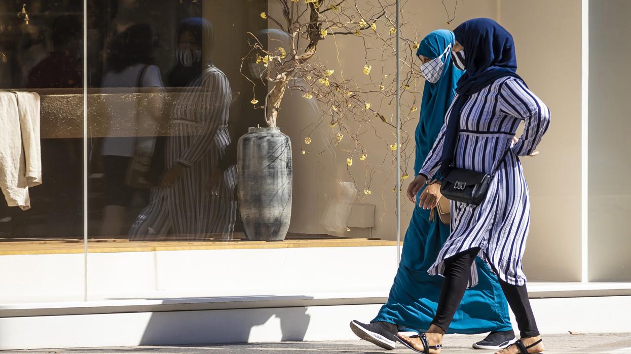 Imagen de dos mujeres tomada en el centro de Alicante