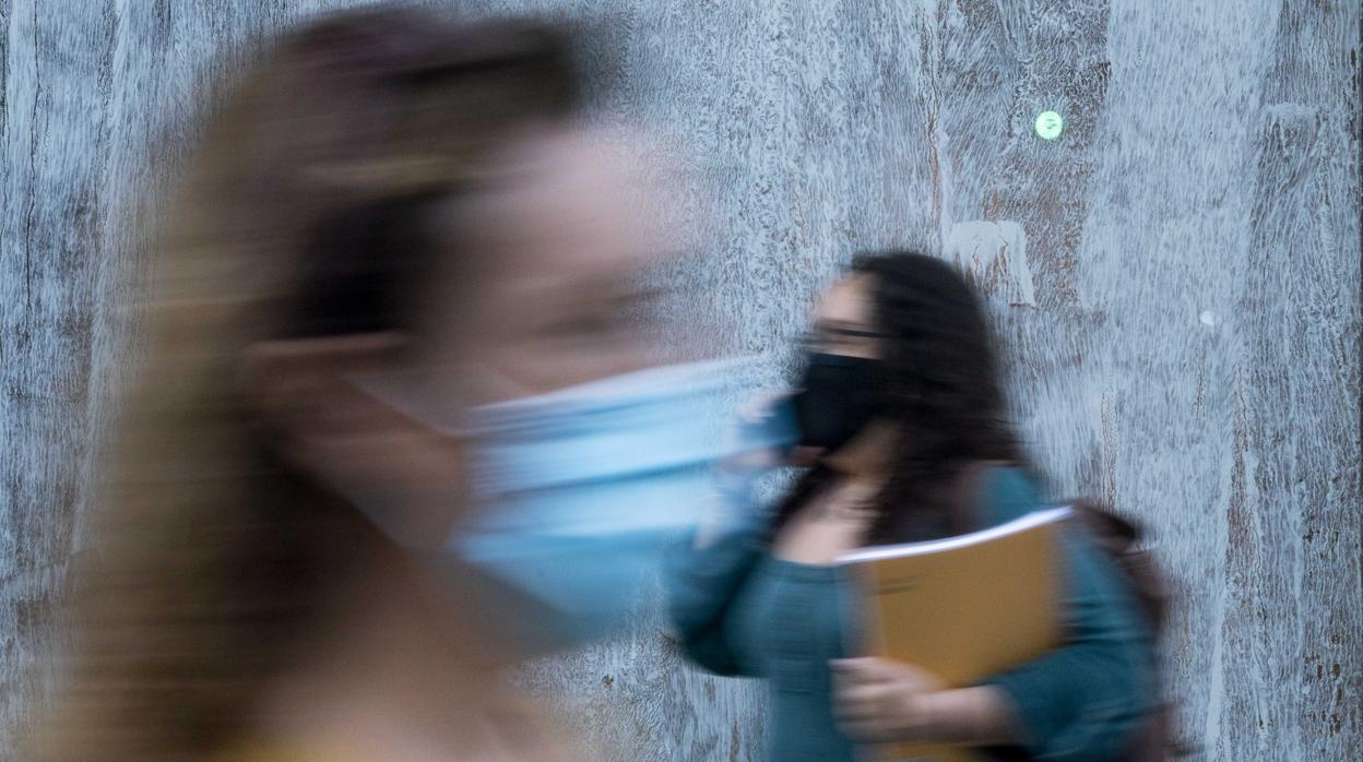 Imagen de dos mujeres con mascarilla en Valencia