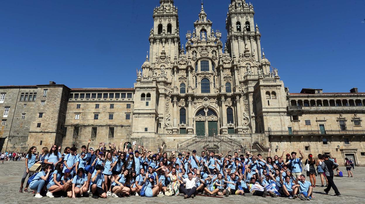 Hijos de emigrantes terminando el amino de Santiago en 2019