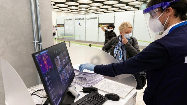 La falta de control en Barajas persiste en la segunda ola: así es la comparación con aeropuertos de Europa