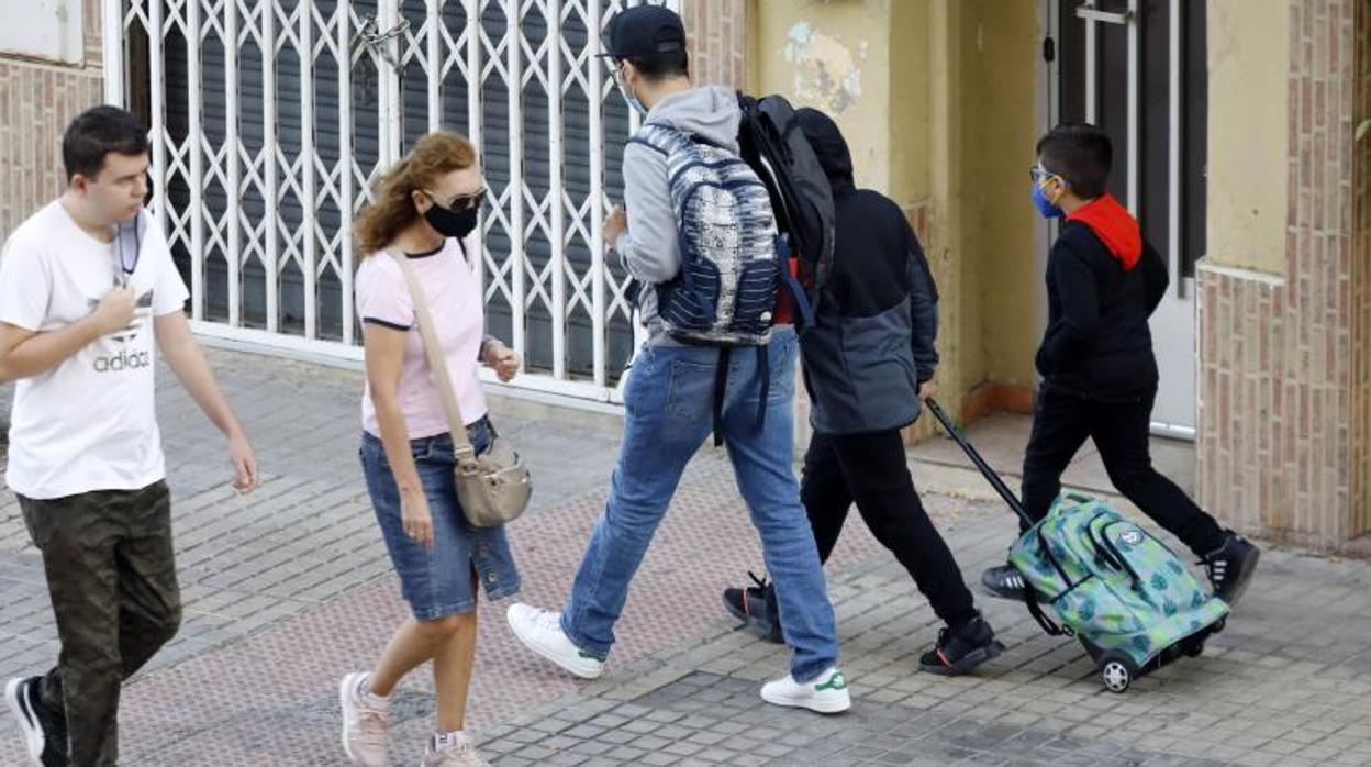 Escolares camino del colegio en Alicante, con mascarilla