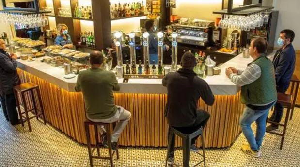 El País Vasco adelanta el cierre de los bares a las 12 y limita el aforo al 50%