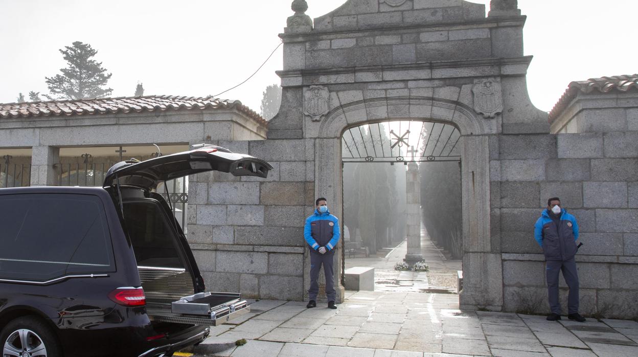 Puertas del cementerio de Ávila