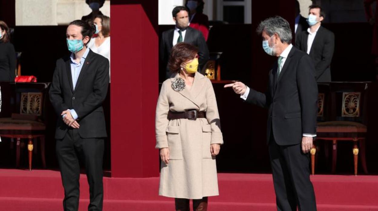 Los vicepresidentes Iglesias y Calvo junto al presidente del CGPJ, Carlos Lesmes