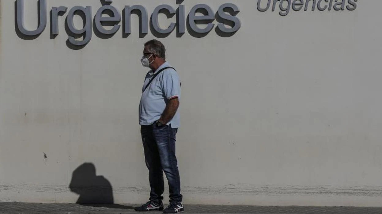 Un hombre junto al acceso a Urgencias del Hospital La Fe de Valencia, este viernes