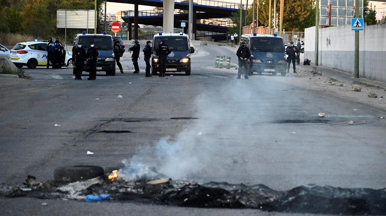 Barricadas contra la Policía durante la macrooperación antidroga que se desarrolló el jueves en el sector VI