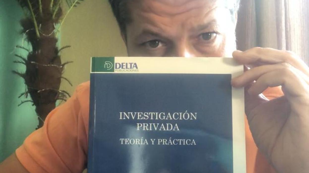 David Magín Blanco, con un ejemplar de su manual
