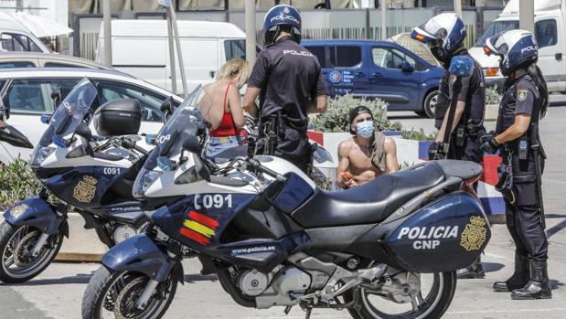 Unos policías salvan a una niña de dos años que no respiraba en Valencia