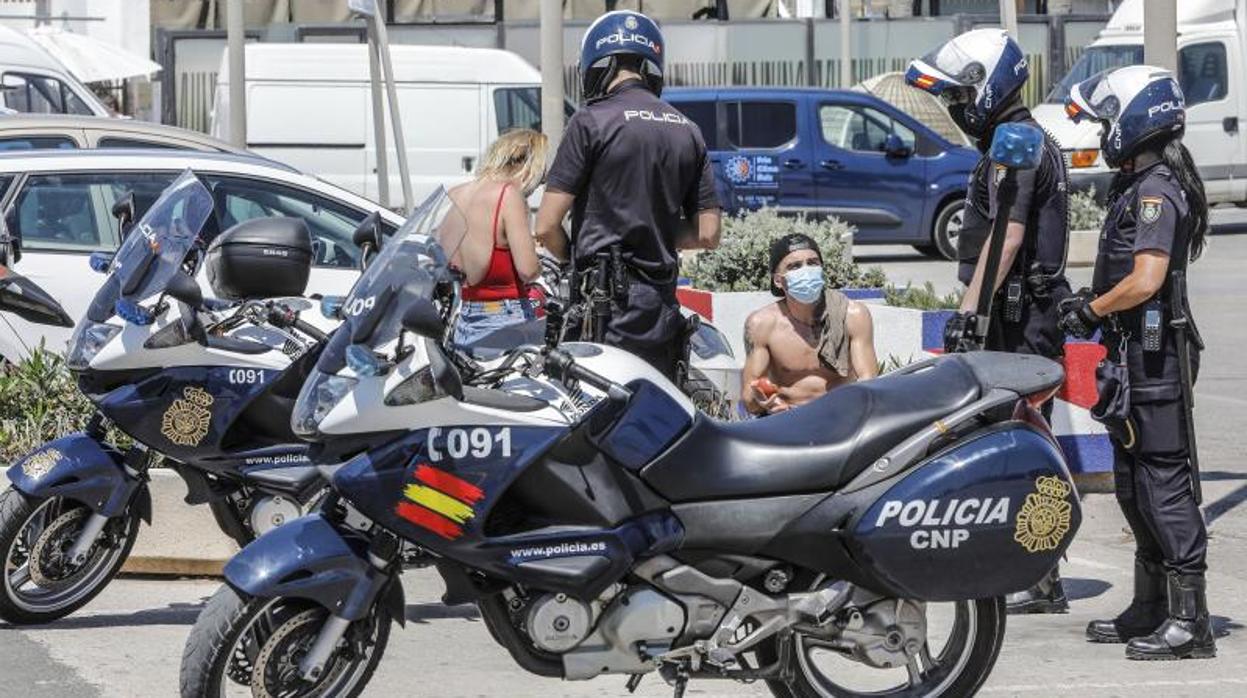 Agentes de la Policía Nacional de Valencia patrullando y realizando controles en la ciudad