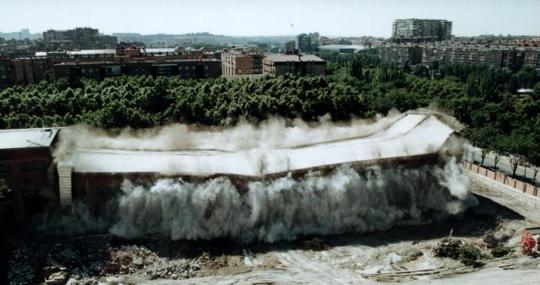 Voladura de la Papelera Penínsular del Paseo de Yeserías en el verano de 1998