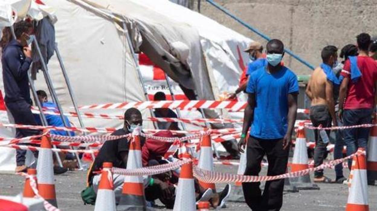 Migrantes en el Muelle de Arguineguín, en Gran Canaria