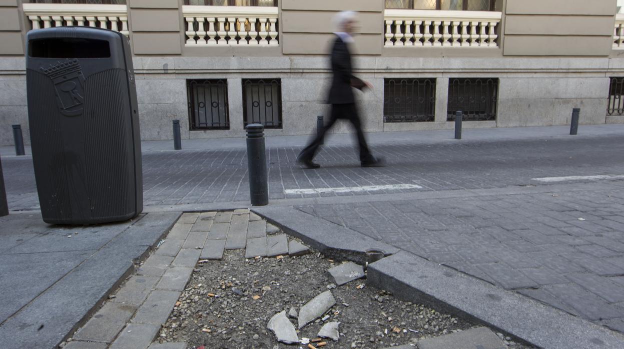 Alcorque vacío en una acera de Madrid