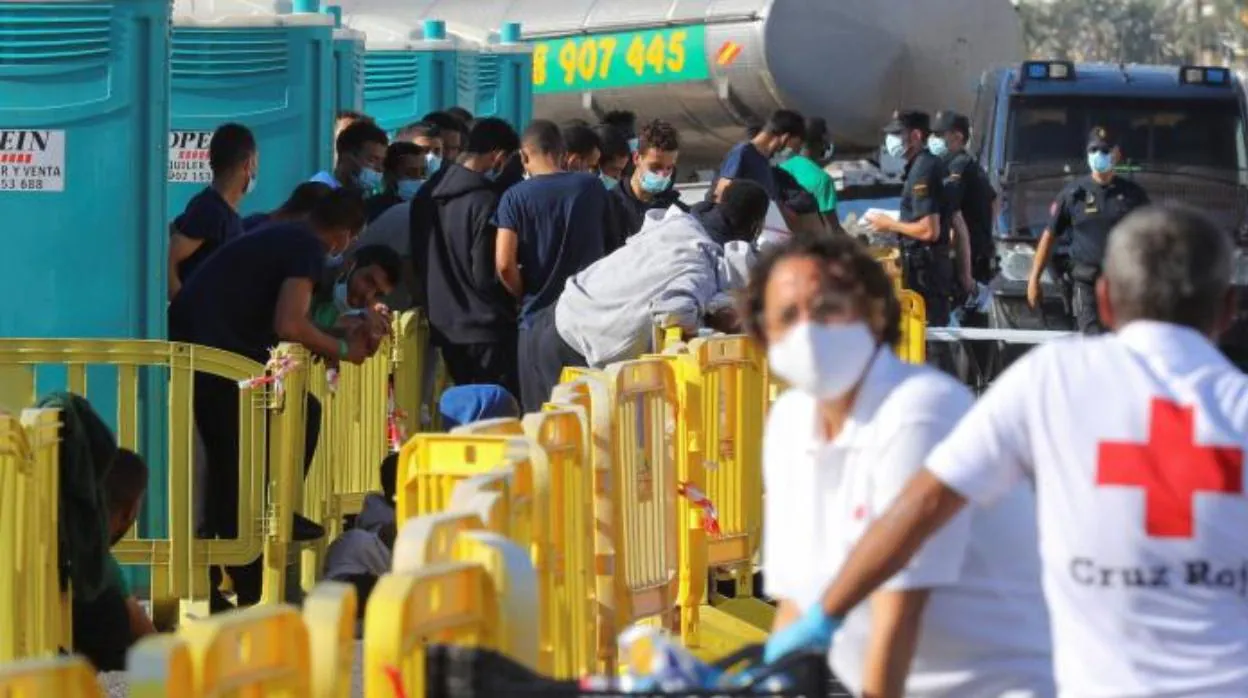 Casi 700 inmigrantes se hacinan ya en el muelle canario de Arguineguín