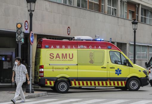 Imagen de una ambulancia en el Hospital Clínico de Valencia