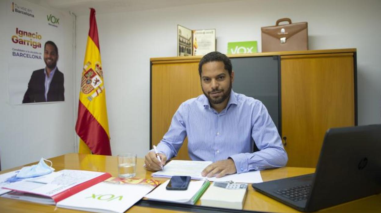 El líder de Vox en Cataluña, Ignacio Garriga, en su despacho