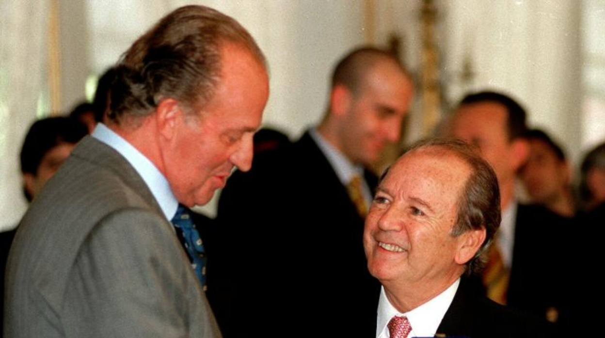 Momento en el que un operario, acompañado de Gerardo Pisarello, retira el busto de Juan Carlos I del salón de plenos del Ayuntamiento de Barcelona, en 2015